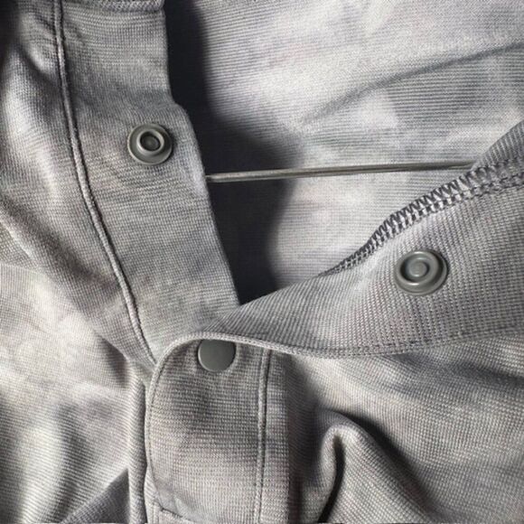 Lululemon Cloud Gray Graphic Athleisure Snap Button Polo in Size Small - Picture 3 of 6